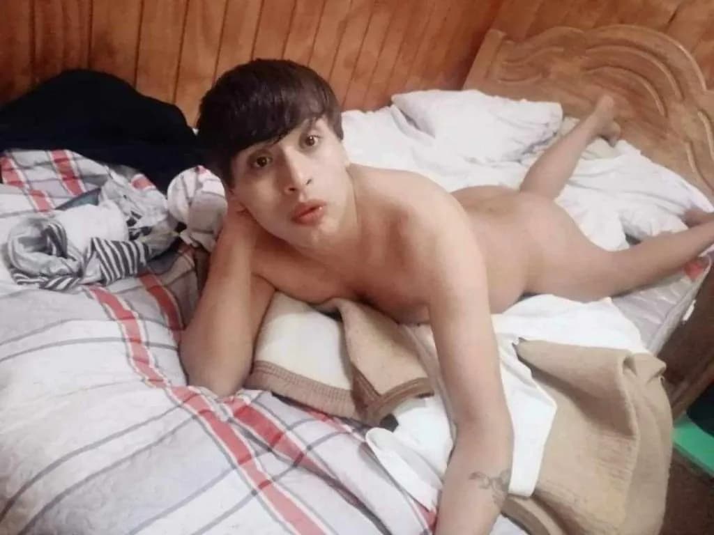 Gay complaciente en la cama femenino en linceria - Escort en Puerto Montt