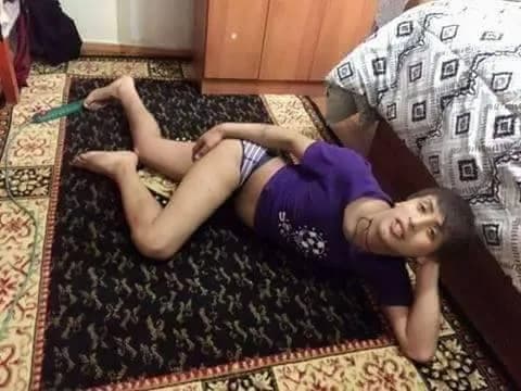 Gay complaciente en la cama femenino en linceria - 2